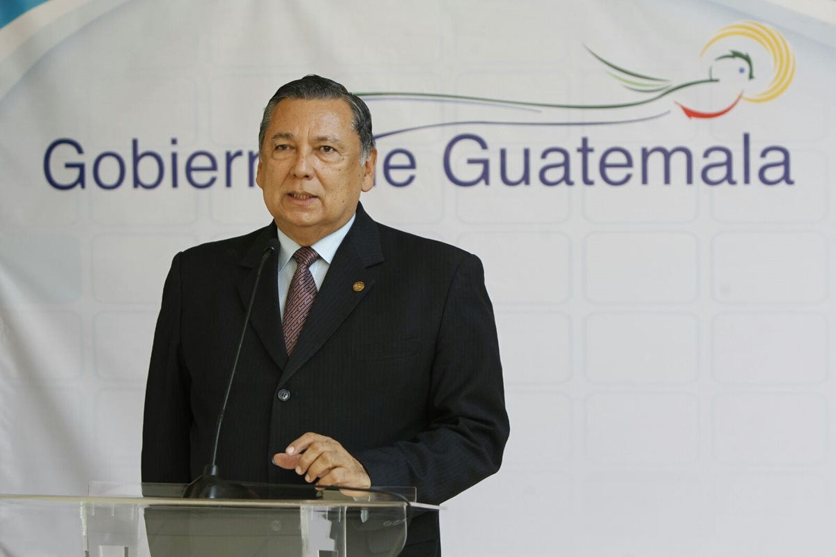Fuentes Soria ofrece una conferencia de prensa, luego de conversar con familias de afectados. (Foto Prensa Libre: Paulo Raquec)