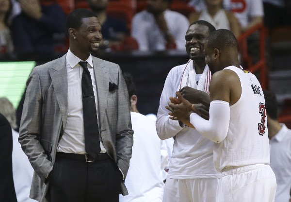 Deng (centro) muestra su felicidad tras un gran partido. (Foto Prensa Libre: AP)