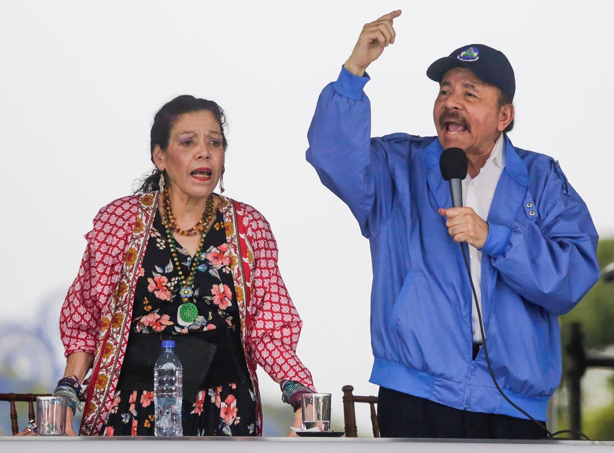 Daniel Ortega (d), acompañado por su esposa, la vicepresidenta Rosario Murillo, se dirige a los simpatizantes en Managua el 7 de julio de 2018. (Foto Prensa Libre:AFP)