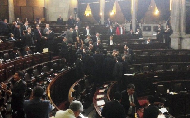 Diputados reunidos en sesión plenaria por reformas constitucionales. (Foto Prensa Libre: Manuel Hernández)