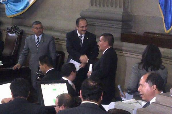 Diputados buscan acuerdos para aprobar leyes de urgencia nacional. (Foto Prensa Libre: Jessica Gramajo)