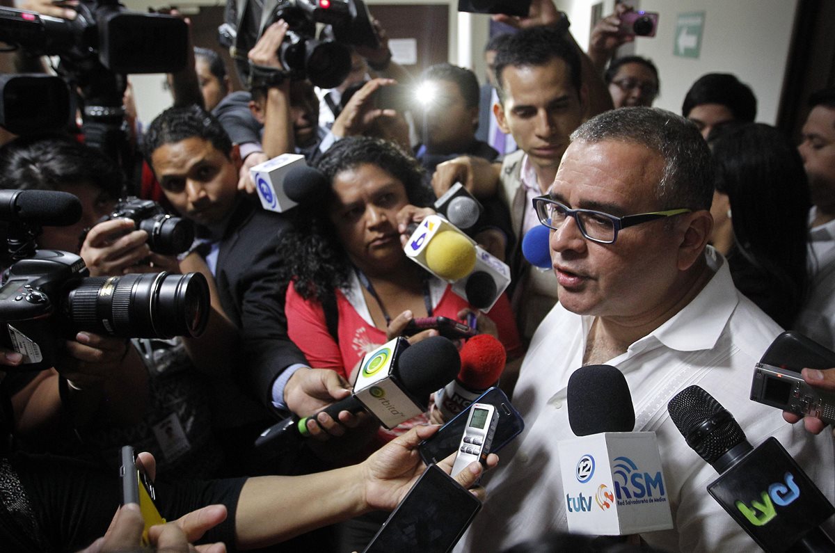 Fotografía de archivo fechada del 2016 que muestra al expresidente salvadoreño Mauricio Funes mientras habla con la prensa.(Foto Prensa Libre: EFE).