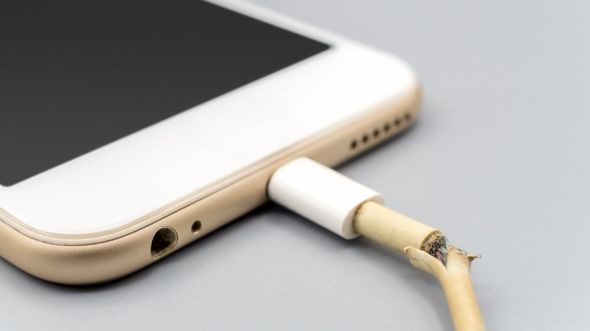 Un cable roto puede ser una amenaza para tu teléfono (y para ti). (Foto Prensa Libre:GETTY IMAGES)
