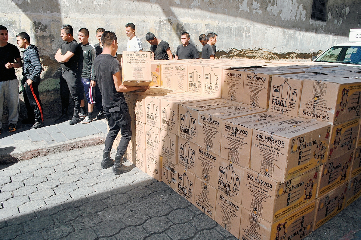 Cajas con huevos decomisadas en La Esperanza. (Foto Prensa Libre: Carlos Ventura)