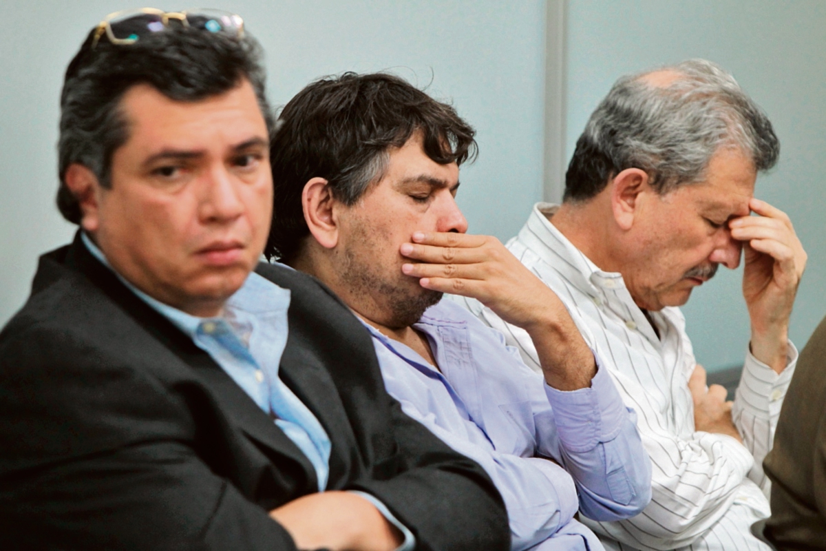GUSTAVO MARTÍNEZ, yerno del presidente Otto Pérez; Filadelfo Reyes, ex trabajador de la SAT, y César Medina Farfán, ayer, durante la audiencia.