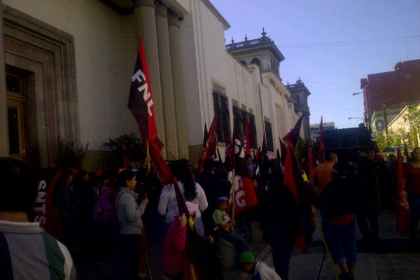 Salubristas efectúan plantón frente a la Casa Presidencial. (Foto Prensa Libre: Bill Barreto)<br _mce_bogus="1"/>