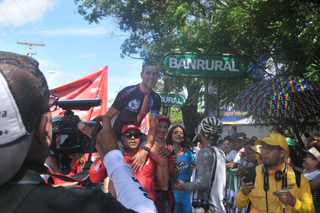 Niels Van Der Pijl hace historia al ser el primer holandés en ganar una etapa en la Vuelta a Guatemala. (Foto Prensa Libre: Francisco Sánchez)