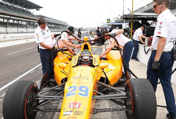 El piloto español Fernando Alonso se ubicó en la cuarta plaza en los entrenamientos libres de las 500 Millas de Indianápolis. (Foto Prensa Libre: EFE).