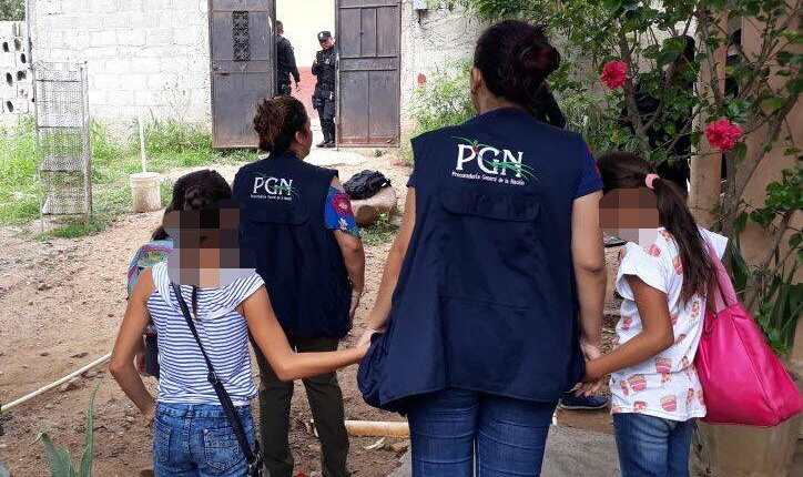 Tres niñas son rescatadas de bares en la zona 1 de Chiquimula, donde eran maltratadas. (Foto Prensa Libre: Mario Morales)