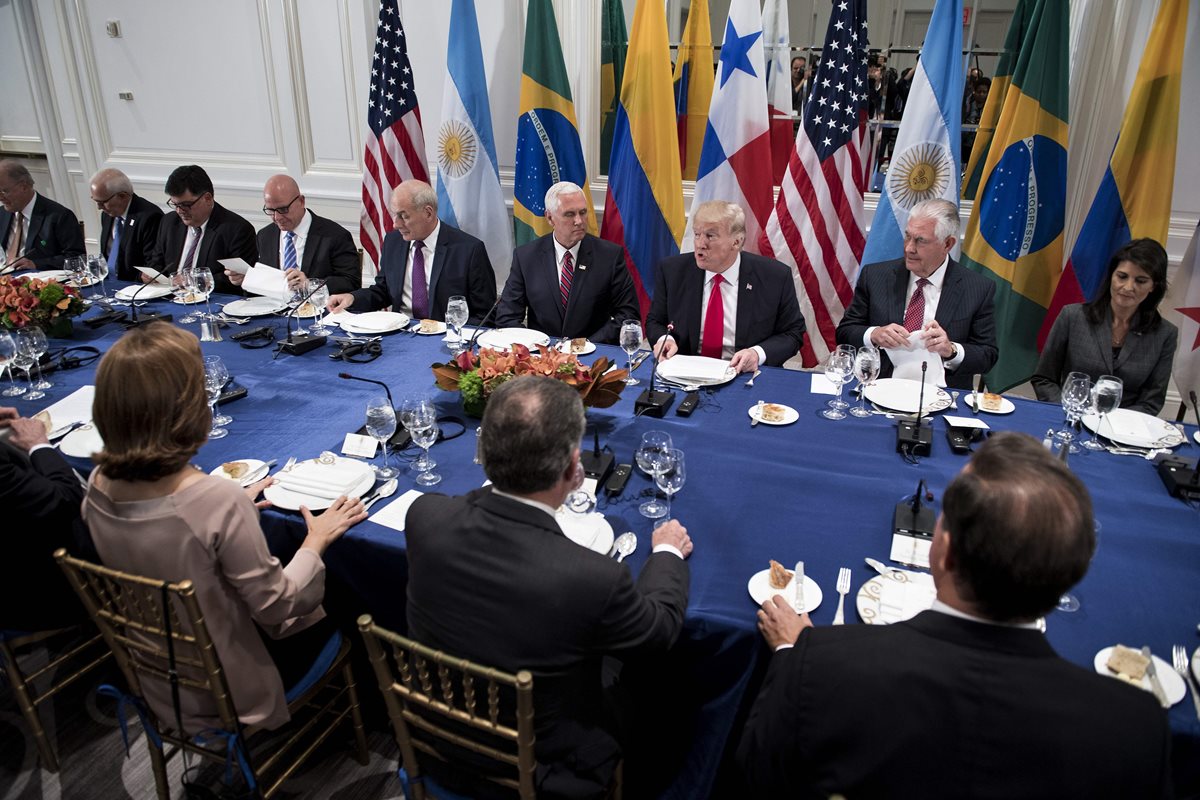 Trump participa en la cena con un pequeño grupo de presidentes latinoamericanos en Nueva York. (Foto Prensa Libre:AFP).