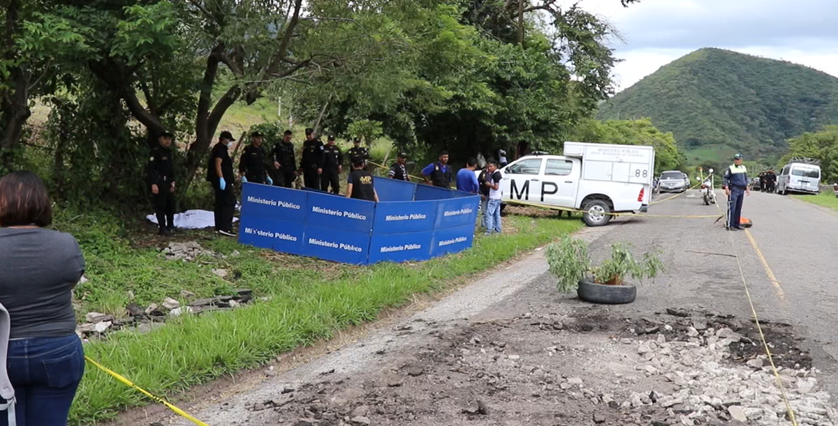 En el km 135 de la ruta entre El Progreso, Jutiapa, y Monjas, Jalapa, fueron localizados los cadáveres. (Foto Prensa Libre: Hugo Oliva)