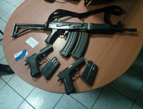 Armas decomisadas a los militares cuando viajaban en un vehículo oficial. (Foto Prensa Libre: Ejército)