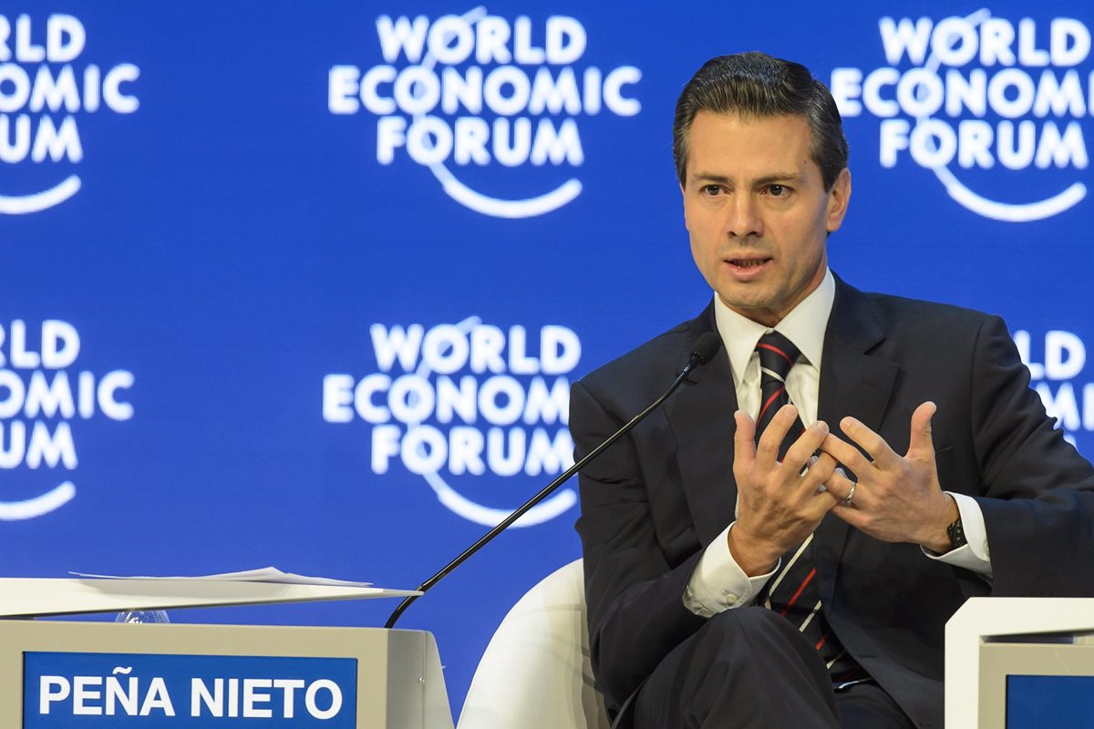 Enrique Peña Nieto, presidente de México, habla en Davos, Suiza, el viernes. (Foto Prensa Libre: EFE).