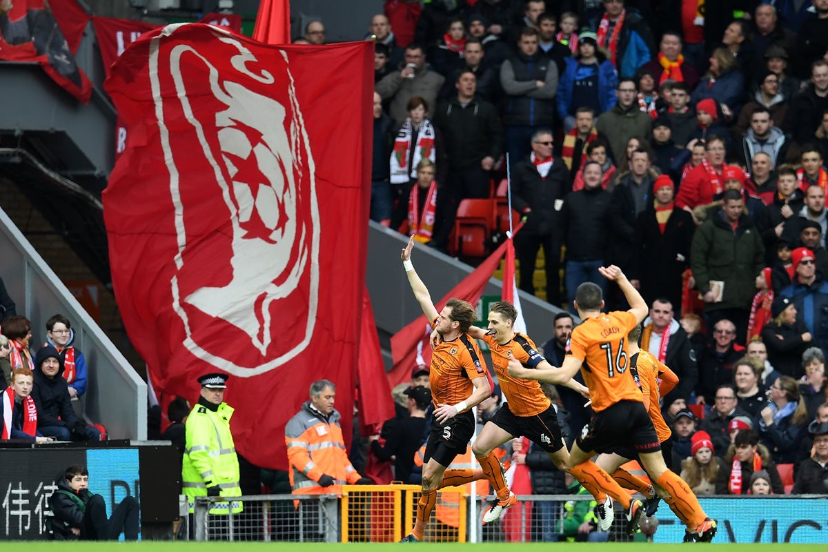 Los jugadores de Wolverhampton celebran en Anfield ante una atónita afición de los 'reds'. (Foto Prensa Libre: AFP)