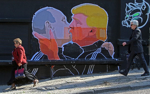 Un grafiti muestra a Donald Trump y Vladimir Putin besándose en Lituania.(AFP).
