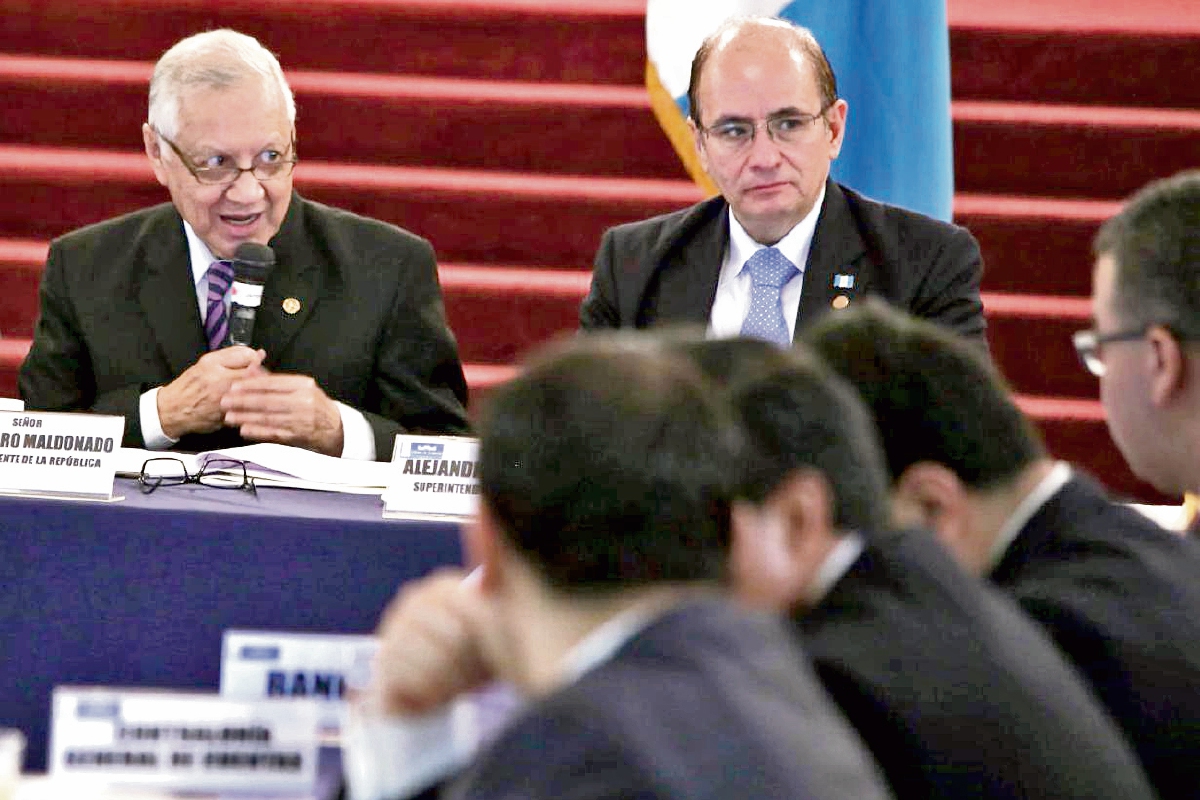 El vicepresidente Alejandro Maldonado y el superintendente de Bancos, José Arévalo, en la reunión de la Copreclaft, en el Palacio Nacional.