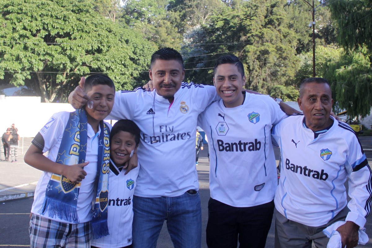 La afición crema fue parte de la fiesta del Clásico 299, que se realizó en el estadio Doroteo Guamuch Flores. (Foto Prensa Libre: Jesús Cuque)