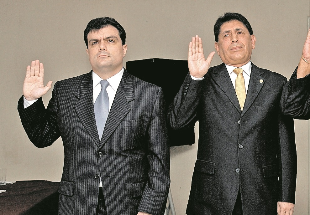 Gerardo Paiz, primero de izquierda a derecha, intenta participar en la elección de la presidencia de la FedeFut. (Foto Prensa Libre: Hemeroteca PL)