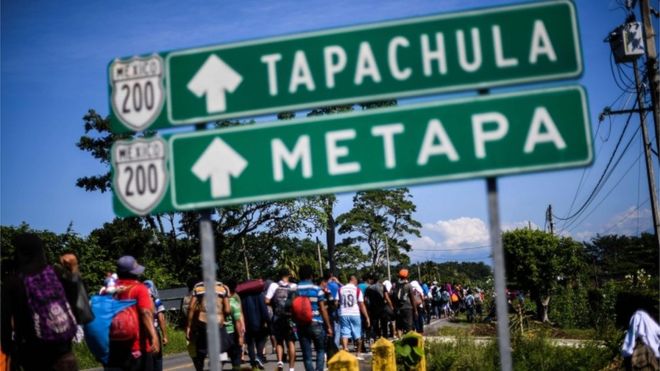 Miles de migrantes que forman la caravana cruzaron el borde entre Guatemala y México y se dirigen hacia Estados Unidos.
