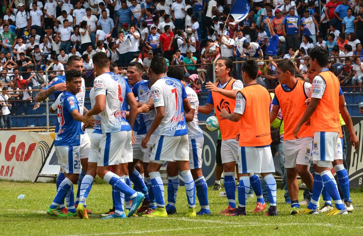 Los jugadores de Suchitepéquez festejan después de el gol contra Comunicaciones. (Foto Prensa Libre: Omar Méndez)