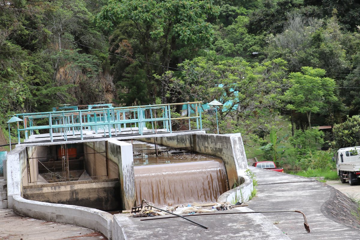 Embalse  por donde pasa el agua que Empagua captada de las subcuencas de los ríos Xayá y Pixcayá, en Chimaltenango. (Foto Prensa Libre: Víctor Chamalé)