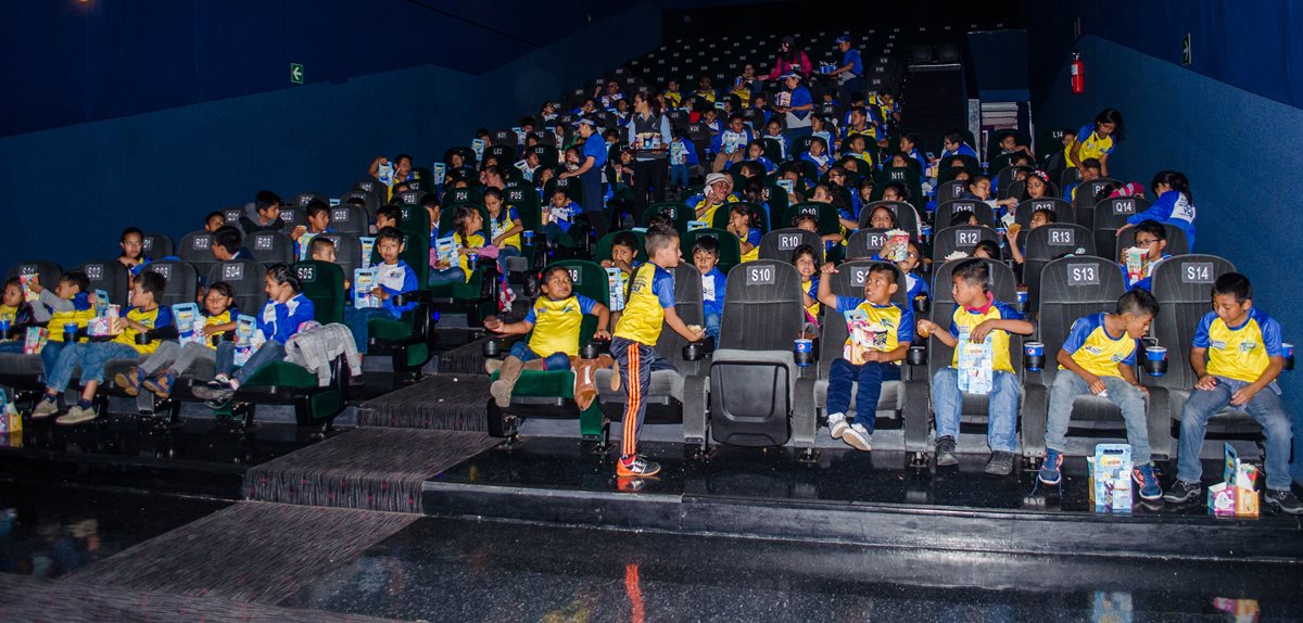 Los niños y jóvenes de la Fundación Olímpica Guatemalteca disfrutaron de una ida al cine. (Foto Prensa Libre: cortesía FUNOG)