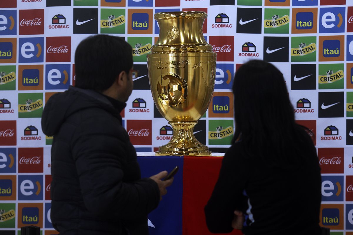 El trofeo de la Copa América Centenario es compartido con la afición chilena. (Foto Prensa Libre: EFE)