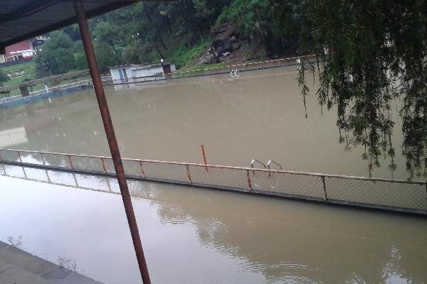 La Piscina del Injud, que estaba vacía,  se llenó con la  lluvia.