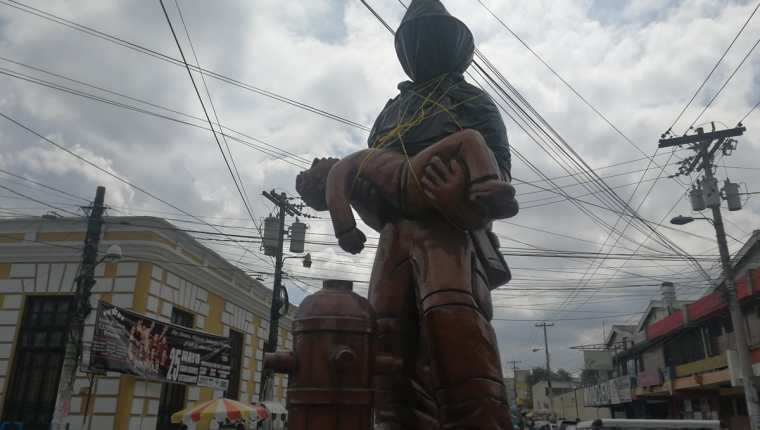 El monumento de los Bomberos Voluntarios también fue cubierto por el artista José Salazar. (Foto Prensa Libre: Fred Rivera)