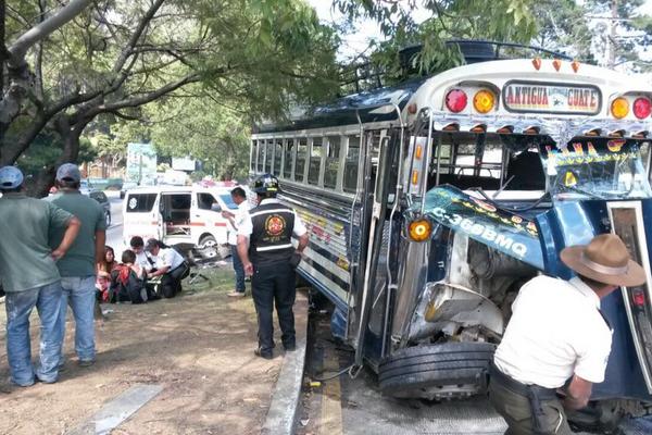 Un autobus y un vehículo protagonizan accidente en el kilómetro 22 de la ruta Interamericana. (Foto Prensa Libre: CBV)