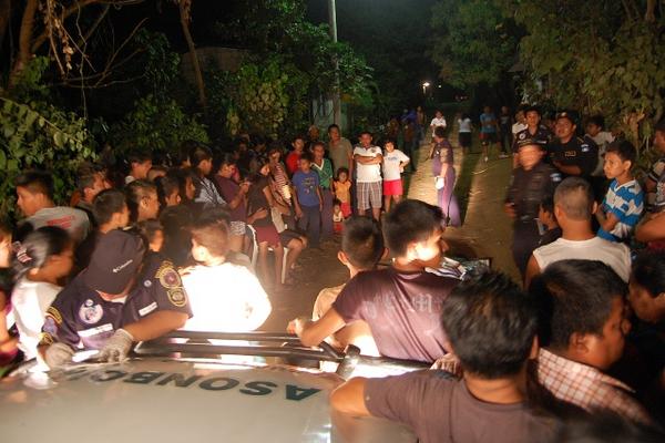 Curiosos y autoridades en la escena del crimen, en la zona 2, de Coatepeque, Quetzaltenango. (Foto Prensa Libre. Alexánder Coyoy)