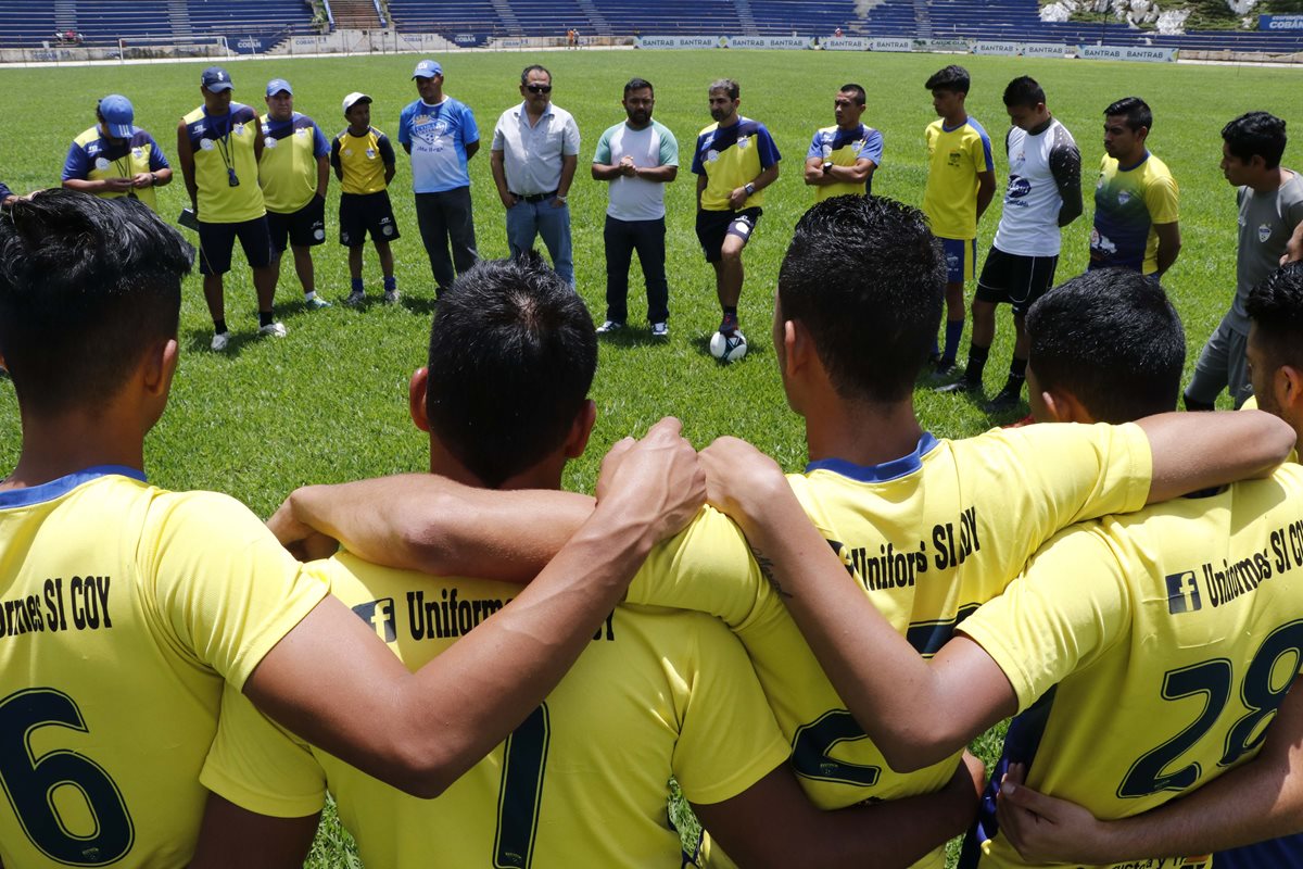 La unión en los jugadores de Cobán se pudo observar el miércoles durante el entrenamiento en el estadio Verapaz. (Foto Prensa Libre: Eduardo Sam Chun)