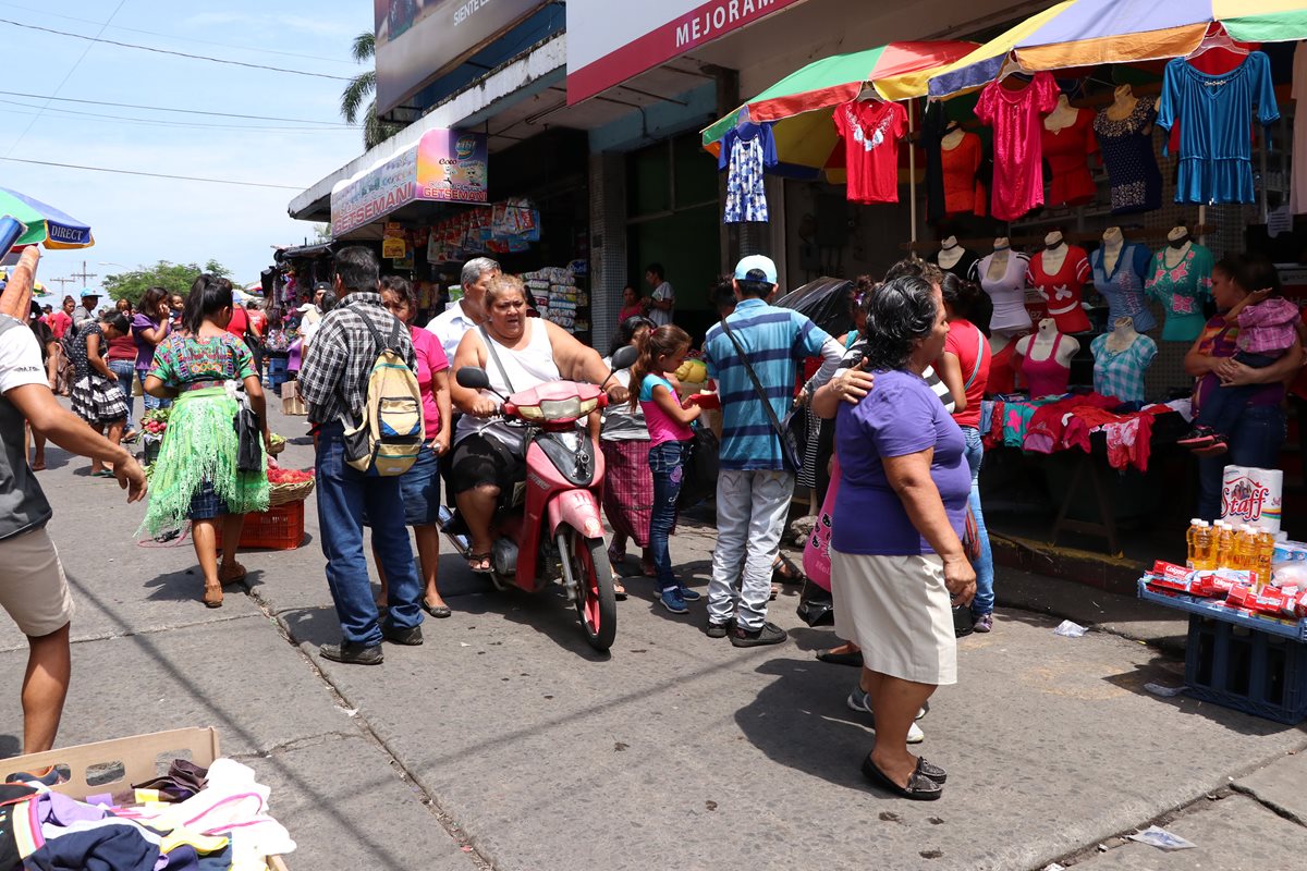 Pobladores señalan el riesgo al caminar entre las ventas que ocupan las calles. (Foto Prensa Libre: Enrique Paredes)