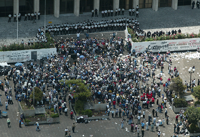 Manifestantes ocuparon la plaza de los Derechos Humanos frente a la Corte Suprema de Justicia exigiendo la inscripción de la candidatura de Ríos Montt durante la jornada del Jueves Negro. (Foto: Hemeroteca PL)