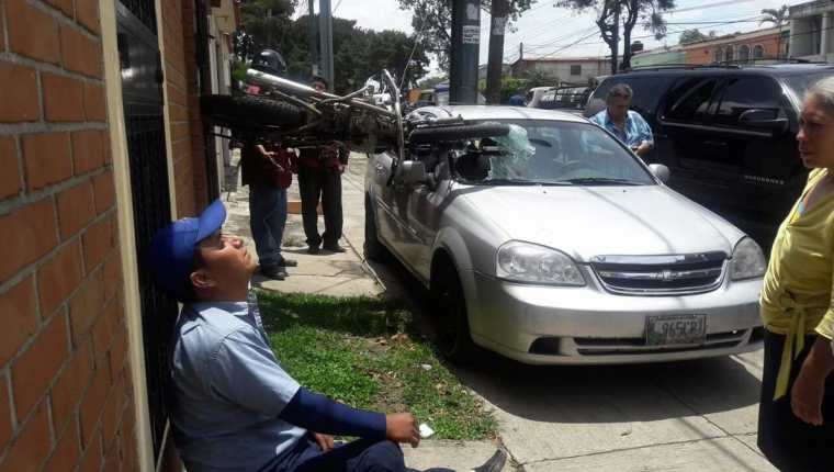 Una motocicleta y un vehículo liviano resultaron con daños en un accidente registrado en Mixco. (Foto Prensa Libre: Pablo Morales/Emixtra)