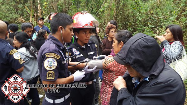 Elementos de socorro atienden a los pasajeros, quienes sufieron crisis nerviosa. (Foto Prensa Libre: Cortesía Bomberos Departamentales)