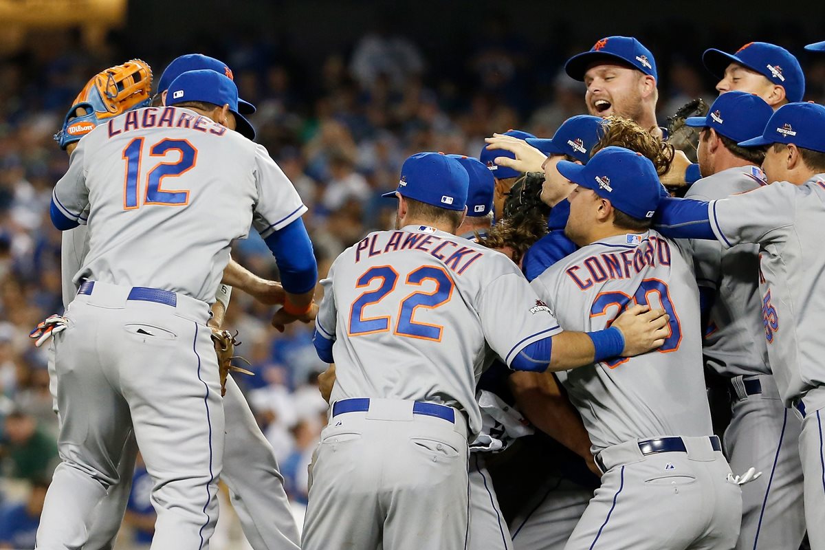 Jugadores de los Mets estallan en felicidad, luego de ganar el quinto juego de la Serie Divisional ante los Dodgers. (Foto Prensa Libre: AP)