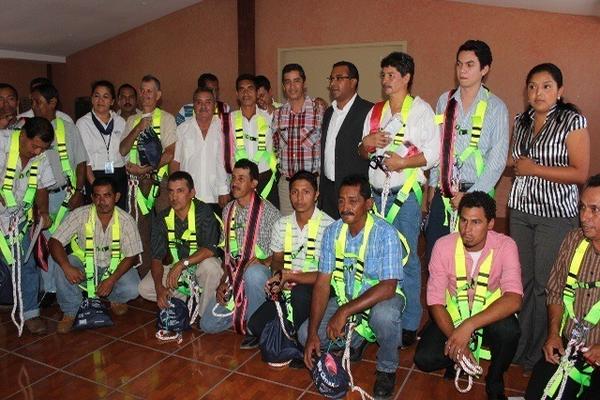 Personal de Energuate acompaña al grupo de empleados municipales que culminó el curso de electricista en Santa Rosa. (Foto Prensa Libre: Oswaldo Cardona)  <br _mce_bogus="1"/>