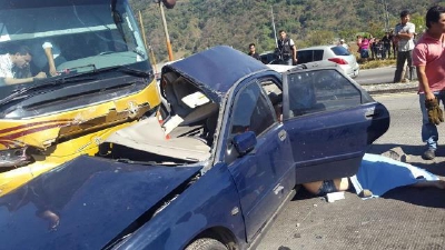 Rubén Reyes Rodas perdió el control del vehículo debido a que se estalló una llanta del mismo. (Foto Prensa Libre: CVB)