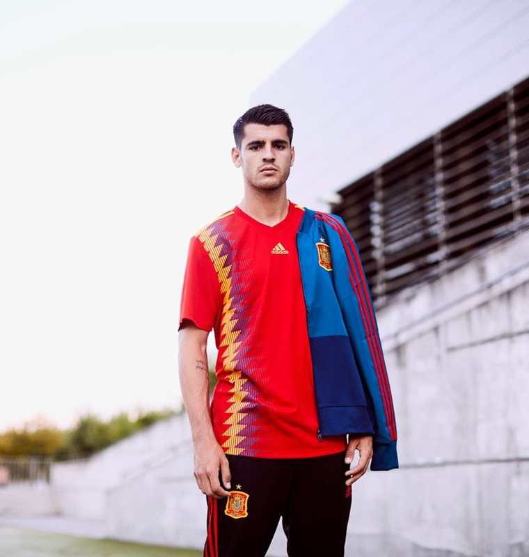 Los diamantes de la camisola española representan la energía veloz y el estilo del futbol que se han asociado con el equipo. (Foto Prensa Libre: Cortesía Adidas Guatemala)