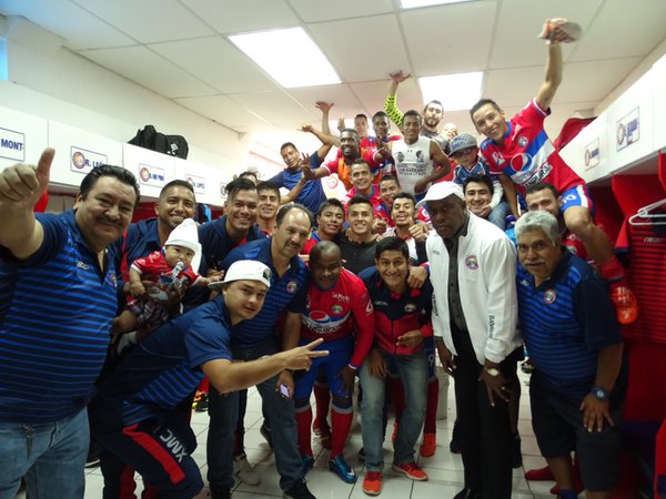 Los jugadores de Xelajú MC festejan en el camerino. (Foto Prensa Libre: cortesía de Xelajú MC)