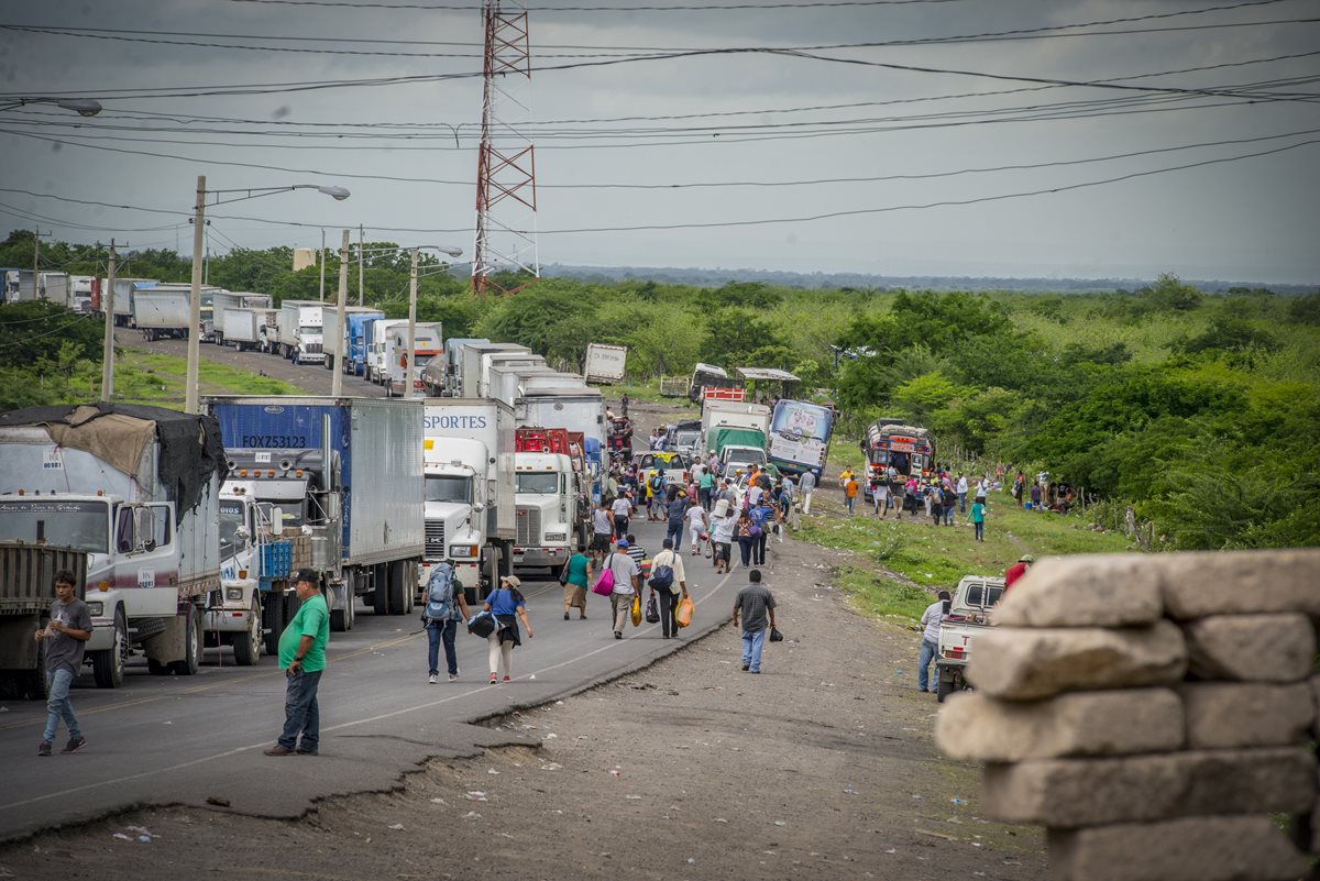 Fila de camiones en espera a su paso por el municipio las Maderas que se mantienen los tranques como medida de presión contra el régimen de Daniel Ortega. (Foto Prensa Libre: La Prensa Nicaragua)