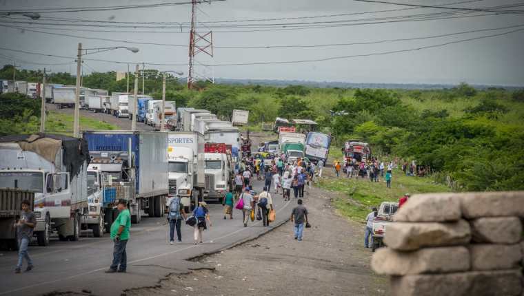 Fila de camiones en espera a su paso por el municipio las Maderas que se mantienen los tranques como medida de presión contra el régimen de Daniel Ortega. (Foto Prensa Libre: La Prensa Nicaragua)