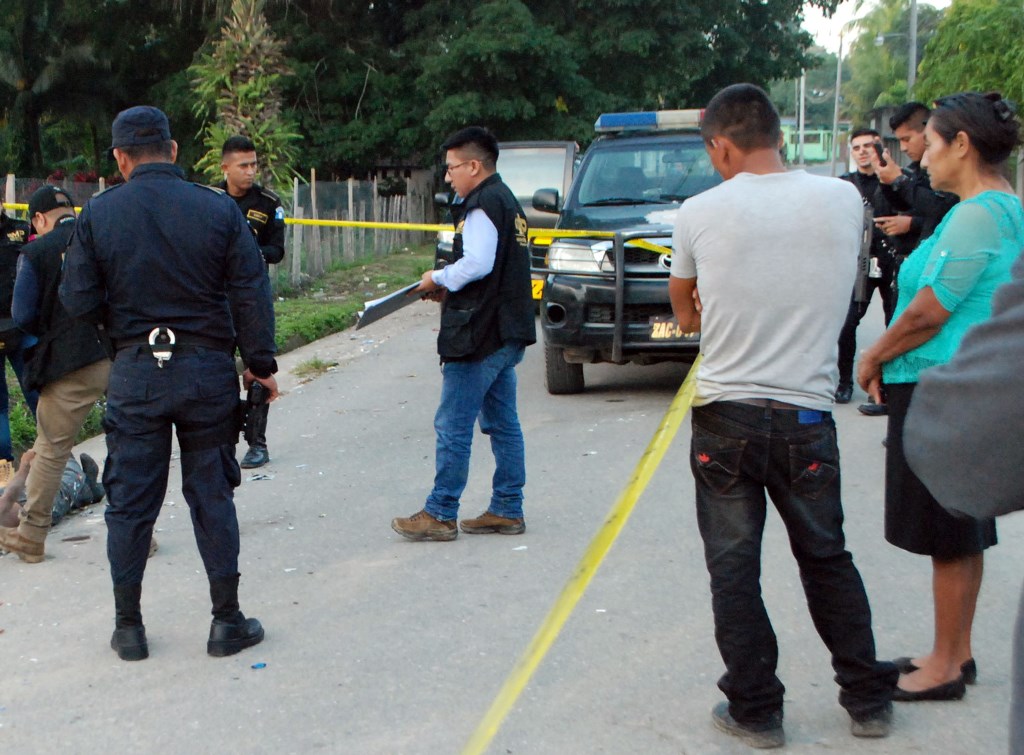 El cadáver de Pedro Pérez quedó en la cinta asfáltica en Gualán, Zacapa. (Foto Prensa Libre: Julio Vargas).