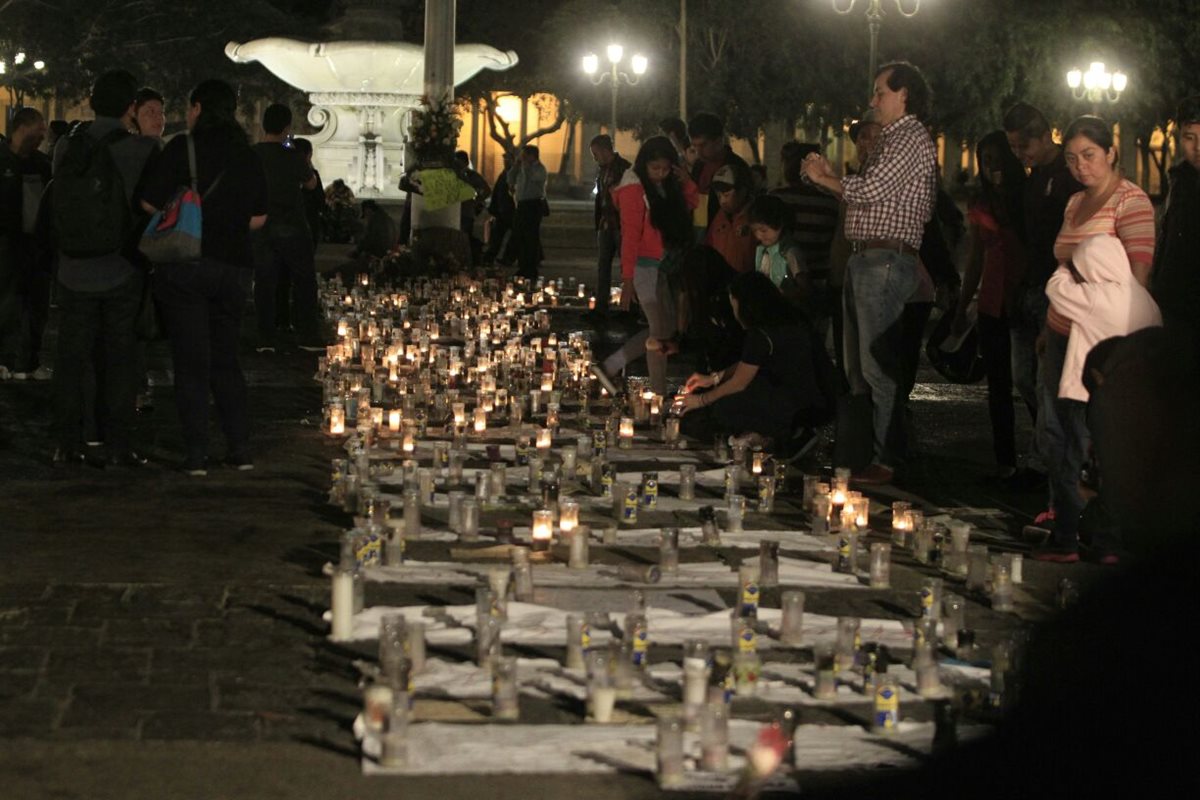 Guatemaltecos en México se unieron al clamor y se reunieron en la embajada guatemalteca en ese país para demandar justicia contra “los abusadores de los refugios”.