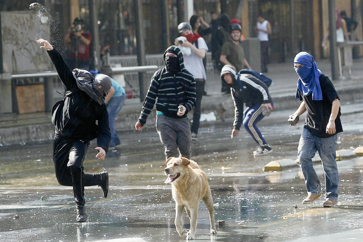 Los estudiantes chocan con la policía durante la manifestación en Santiago. (Foto Prensa Libre:AFP).