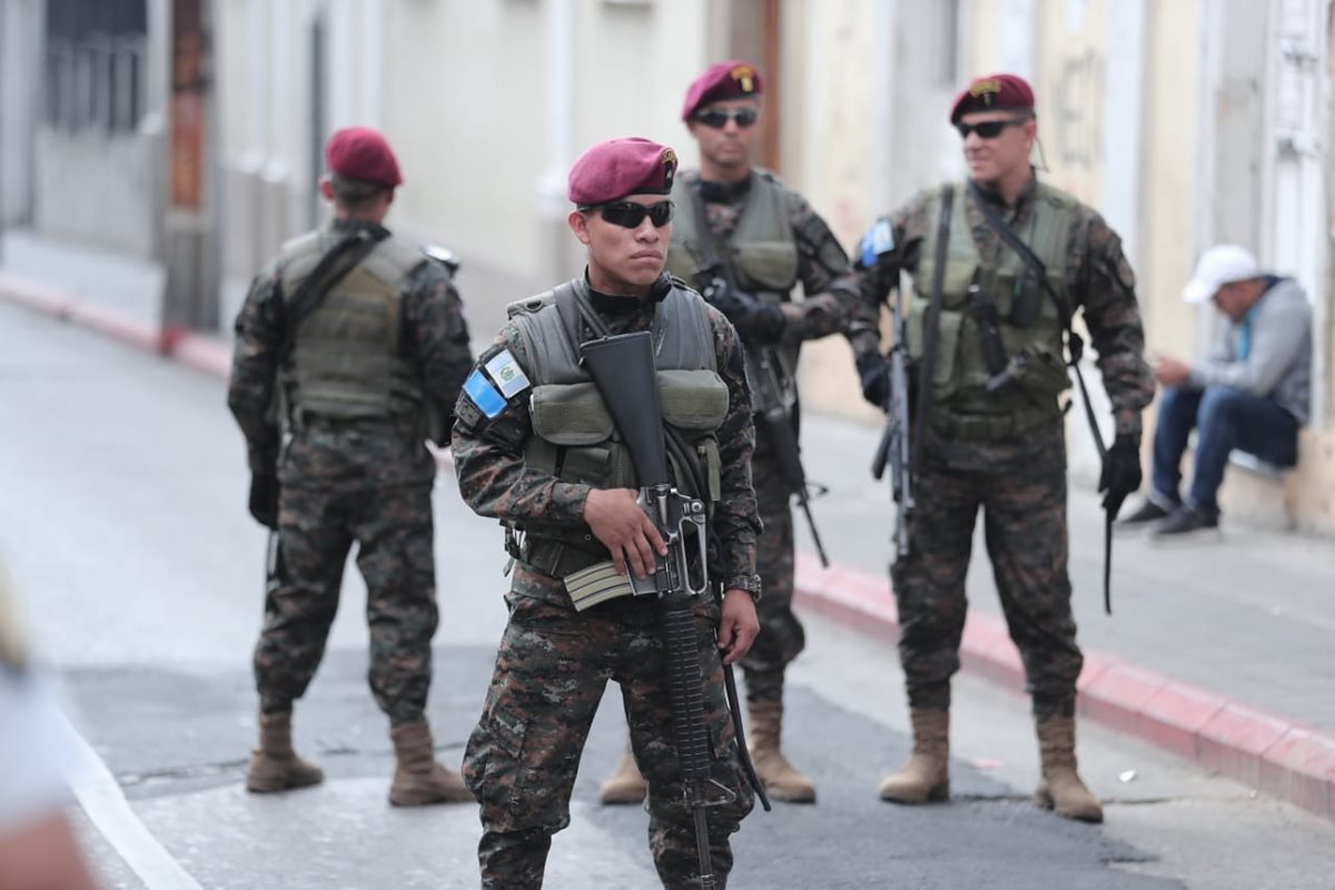 Soldados han sido destacados a las afueras del Legislativo. (Foto Prensa Libre: Érick Ávila)