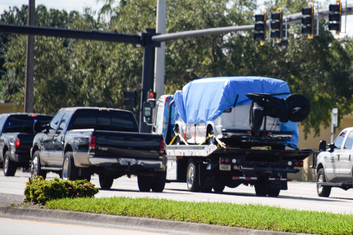 El FBI traslada para investigación un vehículo relacionado con las presuntas bombas enviadas a figuras políticas de Estados Unidos. (Foto Prensa Libre: AFP)