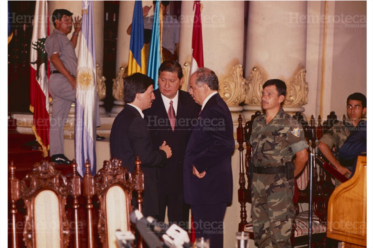El presidente Jorge Serrano Elías,Francisco Eduardo Perdomo Sandoval y Gustavo Espina antes de  anunciar la disolución del Congreso y la Corte Suprema de Justicia 25/05/1993 (Foto:Hemerotaca PL)