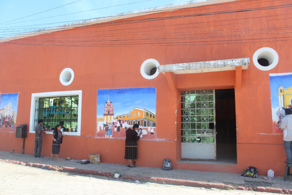 Estudiantes pintan murales en la fachada el salón municipal de la cabecera de Sololá. (Foto Prensa Libre: Édgar R. Sáenz)